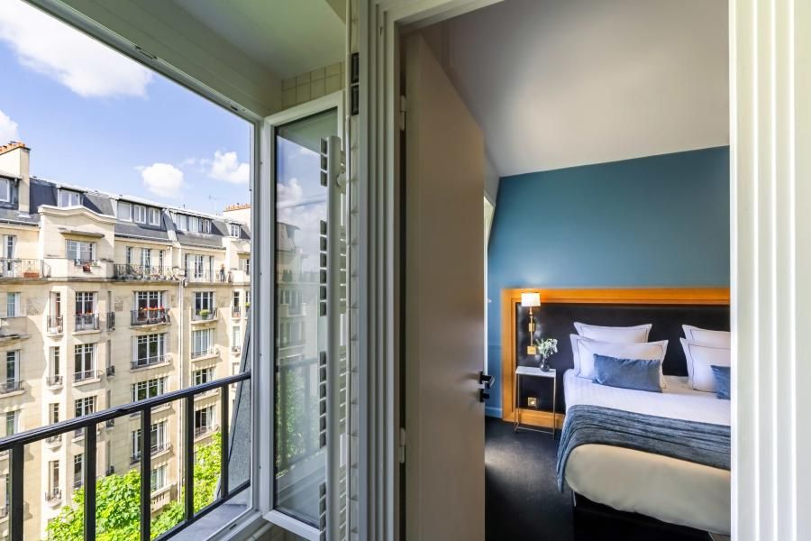 Hôtel Le Cercle - Classic room with Eiffel Tower view