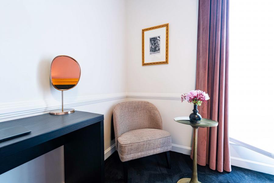 Hôtel Le Cercle - Superior room with balcony Eiffel Tower view